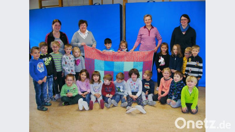 Anneliese Fiedler und Antonia Dippel übergaben die Decke an Kindergartenleiterin Corinna Bär und ihre Stellvertreterin Claudia Meyer. Bild: gsc