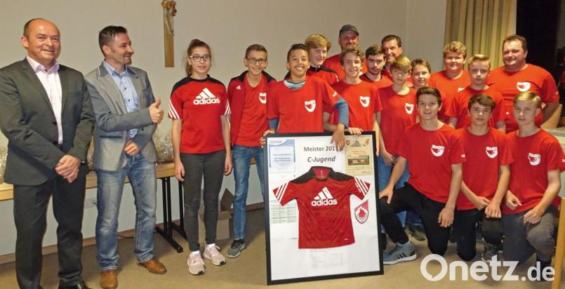 Für ihren Kampfgeist und die Meisterschaft wird die C-Jugend beim Ehrenabend gefeiert. Bild: nm