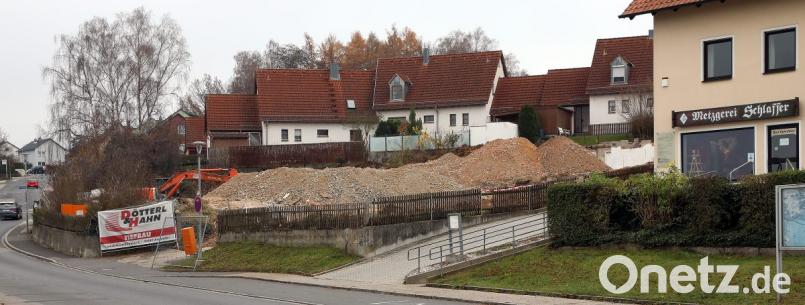 Am Butzenweg, direkt neben der Metzgerei Schlaffer, sind mehrere alte Gebäude abgerissen worden: Vorboten für das, was sich hier in den nächsten beiden Jahren alles verändern wird: Kümmersbruck bekommt einen Dorfplatz - ein Ortszentrum, das es bislang nicht gab. Bild: Wolfgang Steinbacher