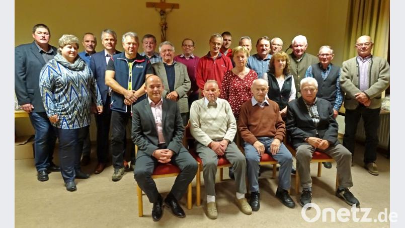 Ganze 70 Jahre engagiert sich Heinrich Windschügl (sitzend, Zweiter von links) beim TSV - und ist damit am längsten im Verein. Bild: nm