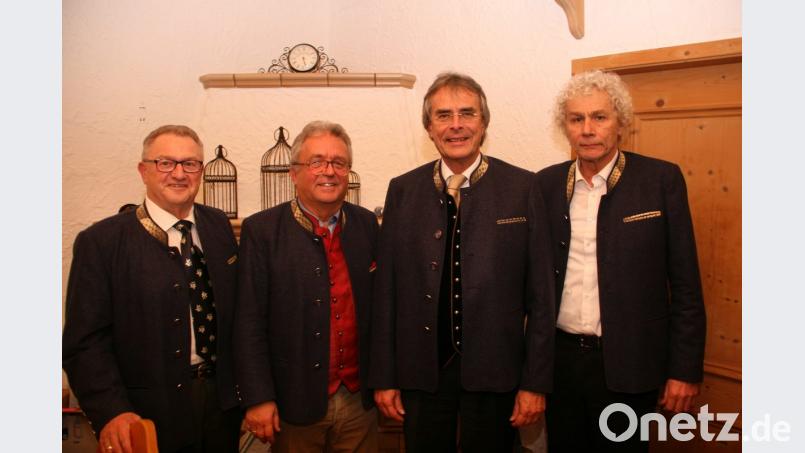 Den Landkreisjanker tragen jetzt (von rechts) Landrat Wolfgang Lippert, Regierungspräsident Axel Bartelt, Bürgermeister Toni Dutz und zweiter Bürgermeister Fritz Holm. Bild: wro