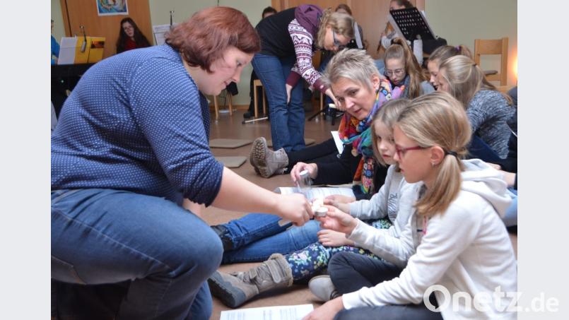 Christina Ponader (links) gibt wie Manuela Beck Lichter an die Teilnehmer weiter. Bild: dob