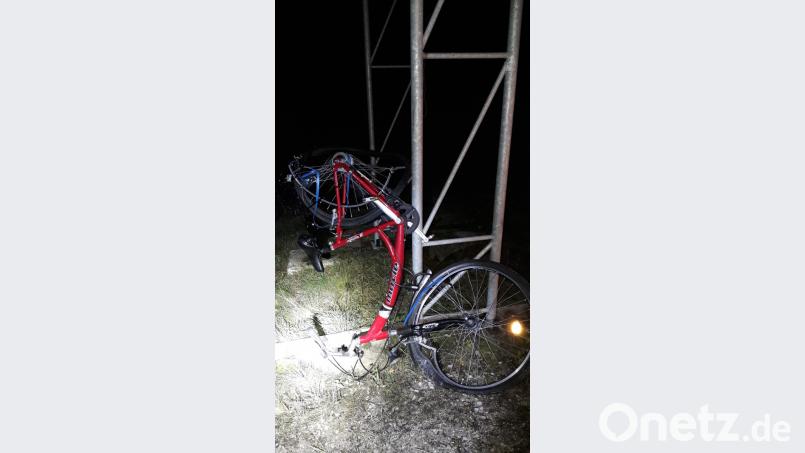 Das total beschädigte rote Damenfahrrad. Die Polizei bittet nun um Hinweise. Bild: Polizei