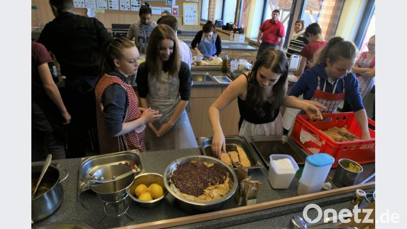Vor allem Angebote mit kulinarischem Hintergrund kommen bei den Partnerschulen bestens an. Unser Bild zeigt einen Kochworkshop mit Schülern der Mittelschule Neunburg und ihrer Partner aus Poběžovice. Dieser fand unter Leitung von Koch Andreas Meier vom "Grünen Gut" statt. Bild: eib