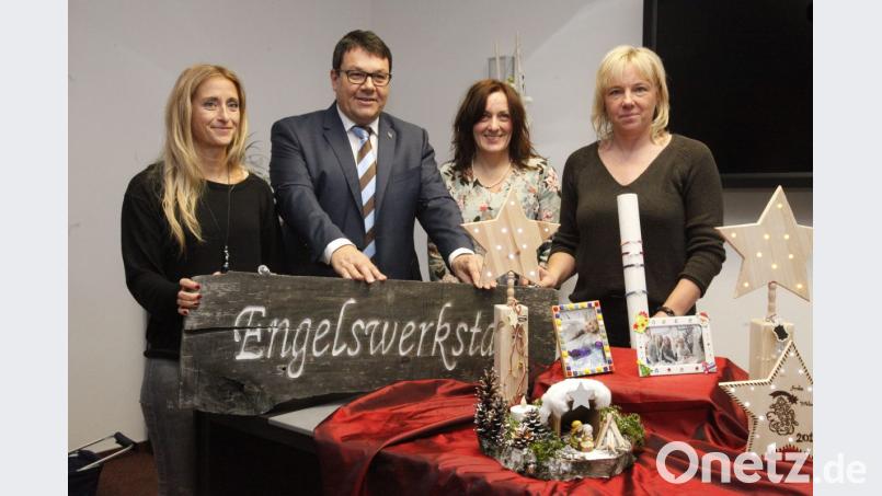 Carmen Weingärtner, Bürgermeister Thomas Falter, IGV-Vorsitzende Karin Roßmann und Manuela Faltermeier (von links) präsentierten die Kunstwerke, die in der Engelswerkstatt gebastelt werden. Bild: Hirsch