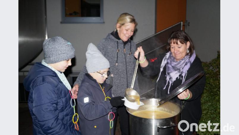 Aus einem großen Topf schöpfen Silke Dietrich und Claudia Pollhammer (von rechts) Kartoffelsuppe für die Kinder und Erwachsenen. Bild: du