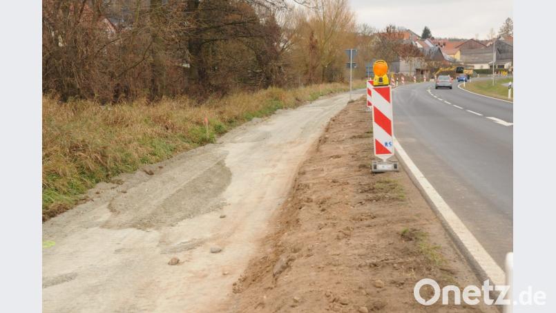 Die Arbeiten für die Anlegung des Gehweges aus Luhe zum Nettomarkt haben begonnen. Die Fußgängerbrücke über die Luhe wird aber jahrezeitlich bedingt erst im Frühjahr auf die Widerlager aufgesetzt. Bild: bey