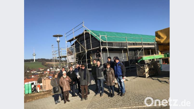 Erstes Richtfest am Kirchberg: Der Weidener Architekt Karlheinz Beer (vorn, mit Hut) baut für seine Eltern in dem Baugebiet ein barrierefreies Effizienz-Haus. Bild: eig