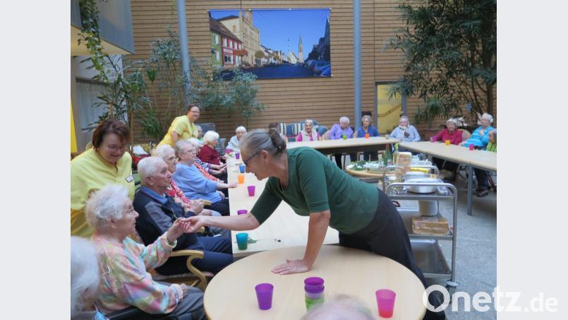 „Kräuter sind gesund“, betont Johanna Eisner im Seniorenzentrum Haus Falkenstein. Zudem schmecken sie auch gut. Bild: jzk