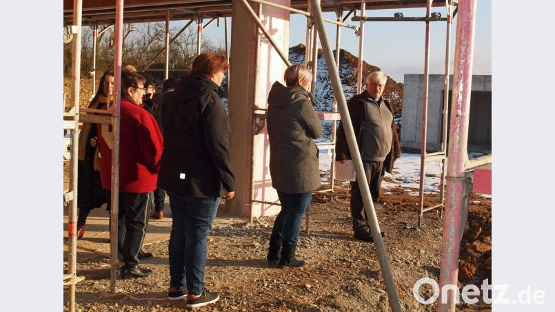 Noch wirkt am Rohbau des Kindergartens durch die Gerüste und unverputzten Mauern vieles für die Besucher verwirrend. Bild: sön