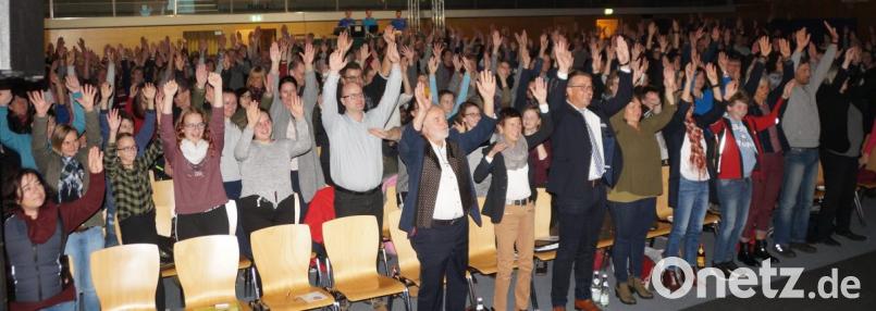 Das Publikum in der vollbesetzten Turnhalle war vom engagierten Vortrag des Lern- und Gedächtnistrainers Markus Hofmann begeistert. Der Rotary-Club Oberpfälzer Wald und das Ortenburg-Gymnasium hatten den Auftritt gemeinsam koordiniert und veranstaltet. Bild: weu