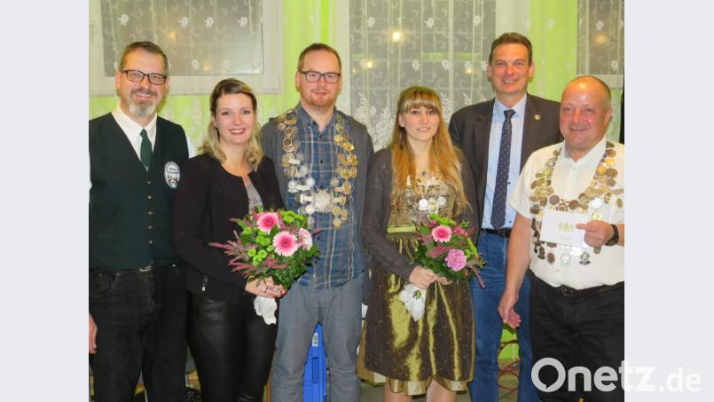 Die neuen Regenten der Schützengesellschaft Altenstadt (von links): Christian Behr, Jasmin Stein, Olaf Schnall, Julia Müller, Bürgermeister Ernst Schicketanz und Reinhold Stich. Bild: adj