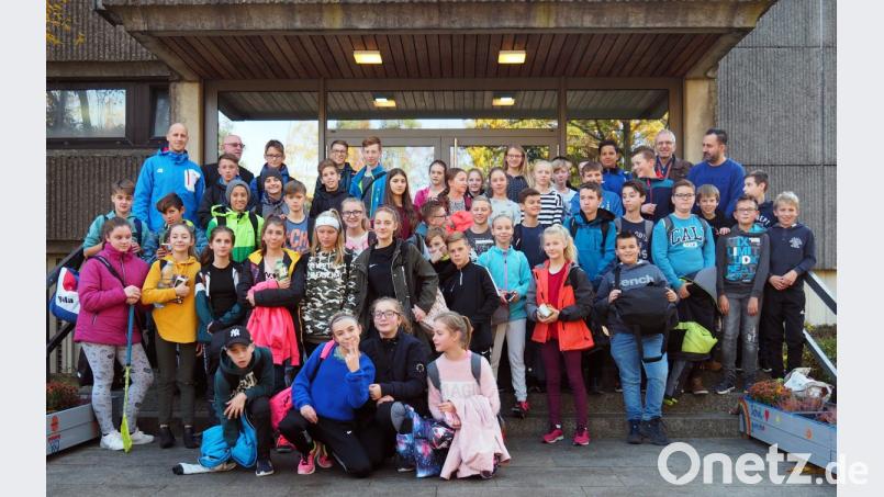 24 Schüler des Gymnasiums und 25 Schüler aus Sokolov zeigen im Fußball, Floorball oder Basketball ihr Können. Bild: bgm