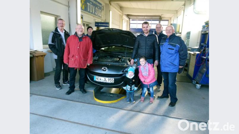Fit für den Winter sind die Fahrzeuge, die von ihren Haltern bei der Service-Aktion der Gebietsverkehrswacht vorgefahren werden. In den Dienst der guten Sache stellen sich (von rechts) Franz Pecher, Horst Rozinski, Andreas Bscherer, Ludwig Frankow und Hans Bscherer. Bild: rn