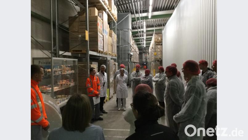 Bei einer Betriebsführung bekamen die Eltern Einblicke in die Arbeitswelt ihrer Kinder. Bild: exb