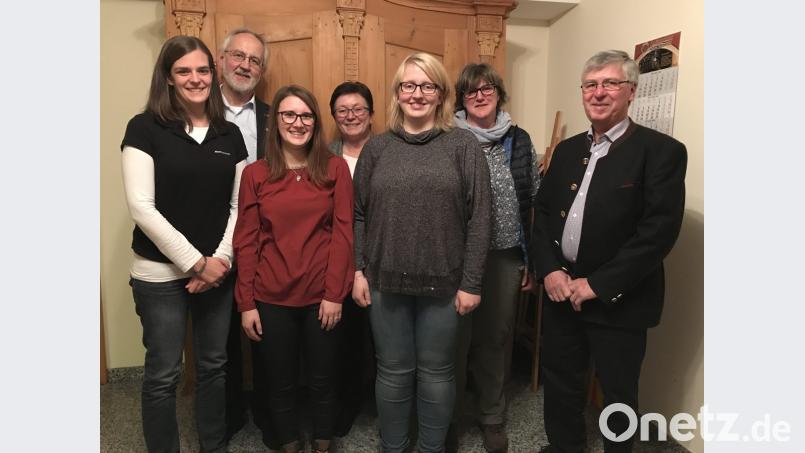 Sie sind die Zukunft der Station: die Praktikantinnen Monika Kick (Dritte von links) und Julia Bergler (Dritte von rechts); mit im Bild der Vorsitzende Alois Weig, Dorfhelferin Christine Kellner, KDBH-Landesgeschäftsführerin Johanna Hell, Stations-Geschäftsführer Hans Winter und Simone Hiltl vom Maschinenring (von rechts). Bild: eig