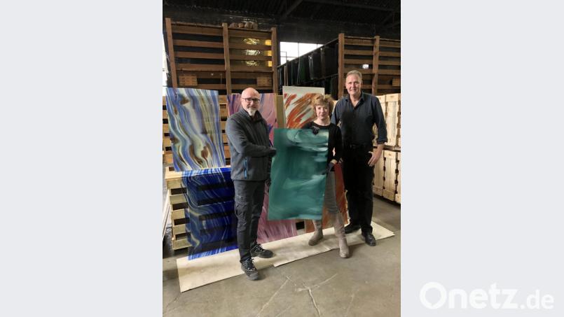 Susanne Neumann beim Aussuchen der Glastafeln für den Adventskalender, zusammen mit Robert Christ (rechts) und Robert Gruber. Bild: exb