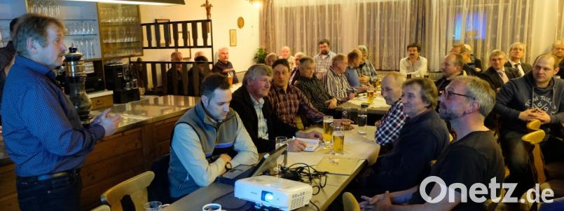 Vorsitzender Willy Meierhöfer (stehend, links ) informiert die Waldbesitzer aus Floß und Umgebung über aktuelle Entwicklungen. Bild: le