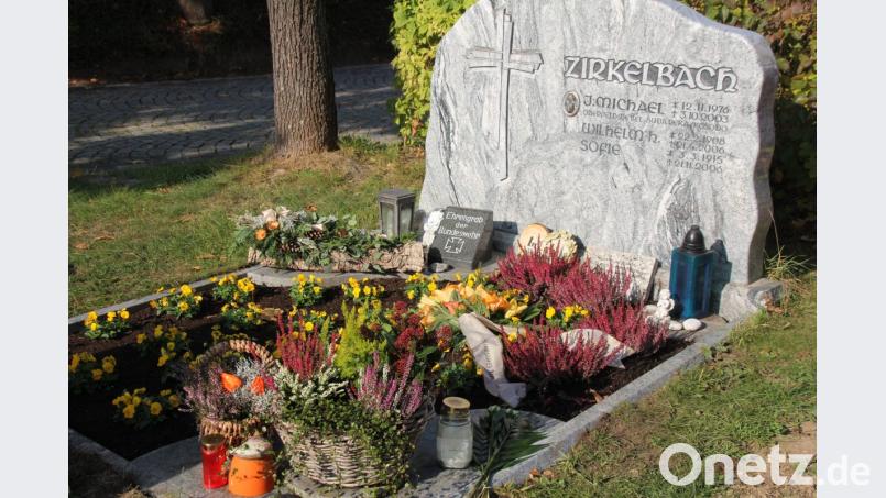 Das Grab auf dem Oberviechtacher Friedhof weist einen kleinen Gedenkstein der Bundeswehr (links) auf. Es ist das einzige "Ehrengrab der Bundeswehr" in der Oberpfalz. Bild: frd