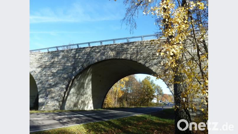 Die Staatsstraße unter der Dreibogenbrücke führt in das Herz von Oberviechtach. Die Stadt befindet sich im Aufwärtstrend: Die 5000er-Marke bei den Einwohnerzahlen ist geknackt. Bild: Portner