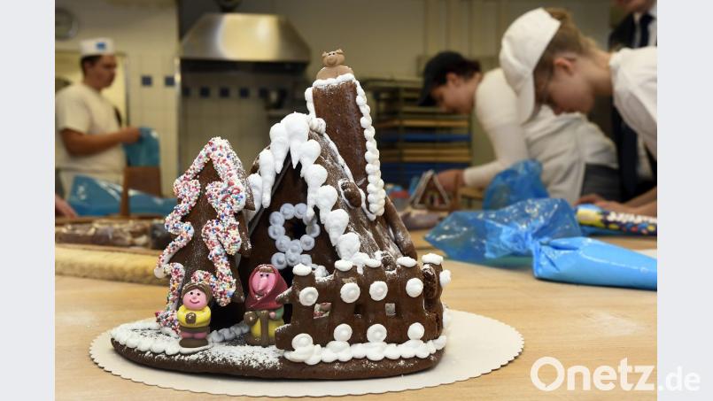 Knusper, knusper, knäuschen: Zehntklässler der Berufsschule backen Lebkuchenhäuser. In drei von ihnen wird Gold versteckt, in sechs Goldschmuck. Die Kunstwerke sollen bei der Klösterlichen Weihnacht versteigert werden. Bild: Petra Hartl