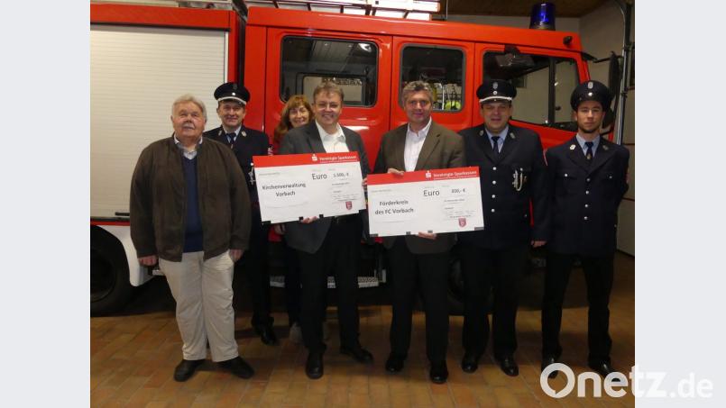 Gemeinsinn demonstriert die Feuerwehr Vorbach mit der Übergabe von Spendenschecks an die katholische Kirchenverwaltung und an den FC-Förderverein. Darüber freuen sich alle: (von links) Hans Bayerl (Kirchenverwaltung), Kommandant Hans Groher, Pfarrgemeinderatssprecherin Gertraud Hofmann, Pater Adrian Kugler, FC-Vorsitzender Wolfgang Busch, stellvertretender Kommandant Stefan Lautner und Feuerwehr-Vorsitzender Marius Meier. Bild: Dotzauer