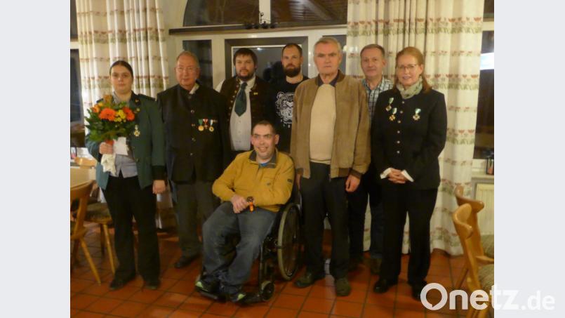 Die Geehrten (von links): Sportleiterin Regina Feuerer, Schützenpräsident Hanns-Peter Oechsner, Andreas Feuerer, Reinhard Fraunholz (vorne), Michael Fillenberg, Georg Scheffmann, Thomas Amann und Claudia Sattler-Graf. Bild: lj