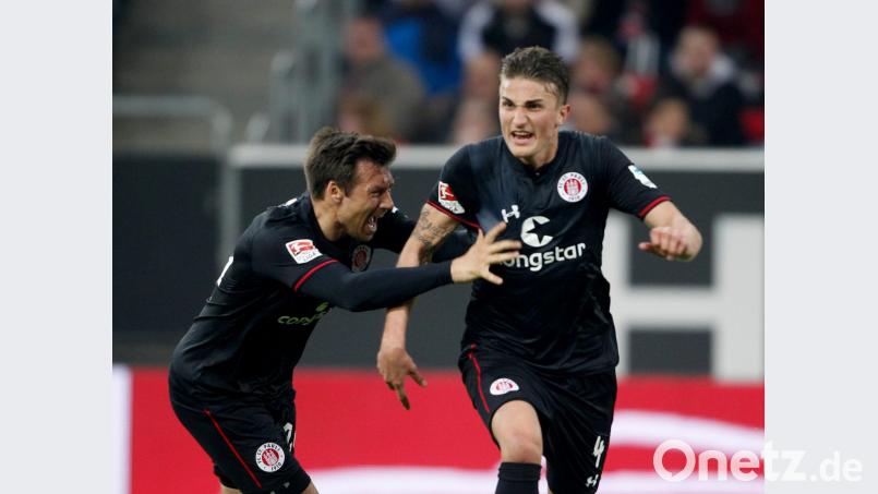 Philipp Ziereis (rechts) will auch in Regensburg jubeln. Bild: Roland Weihrauch/dpa