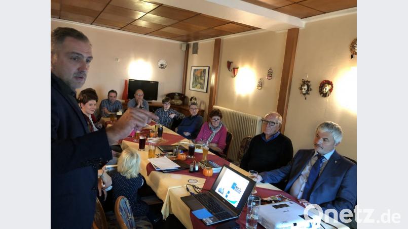 Markus Leitl, Leiter des Bundespolizeikontingents des GZ (stehend links), bei seinem Vortrag. Reinhard Roßbach, Koordinator des Zentrum der deutsch-tschechischen Polizei- und Zollzusammenarbeit, ist rechts zu sehen. Bild: eib