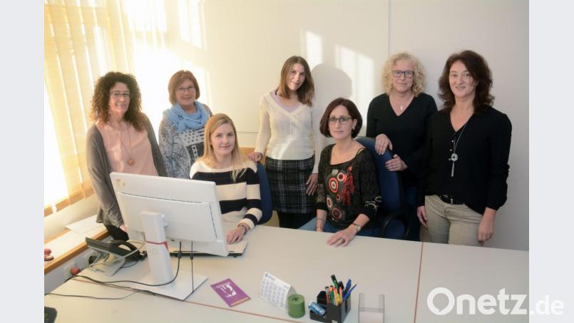 Der Schreibdienst aller Kommissariate, versammelt im Vernehmungszimmer: (von links) Beate Ertl, Maria Färber, Christina Gruber, Sandra Gürtler, Birgit Eckstein, Barbara Flor und Marion Klug. Bild: ca