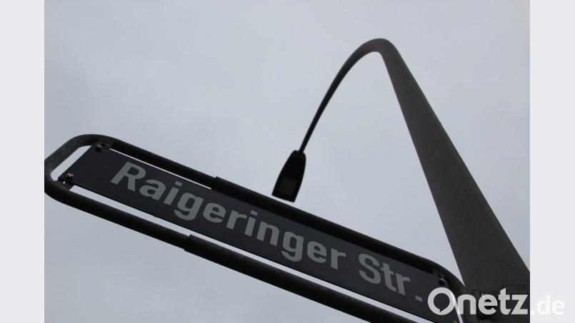 Erneuerungsarbeiten an der Beleuchtung der Raigeringer Straße sind Gegenstand der letzten Abrechnung gemäß der Vorgaben der Kostenregelungen nach der Straßenausbau-Satzung der Stadt. Einige Bürger bekommen nun bereits bezahlte Beträge zurück. Bild: Piehler