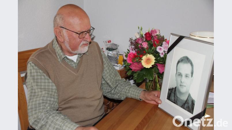 Nachdenklich betrachtet Oberstleutnant a. D. Klaus Zirkelbach das Bild seines beim Kosovo- Einsatz 2003 ums Leben gekommenen Sohnes Michael. Bild: frd