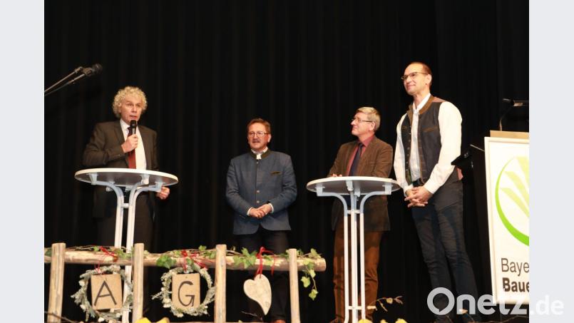 Grußworte mal anders. Kreisobmann Ely Eibisch (rechts) moderiert und (von links) Landrat Wolfgang Lippert, Bürgermeister Hans Donko und Landwirtschaftsdirektor Wolfgang Wenisch nehmen Stellung zur Landwirtschaft. Bild: njn