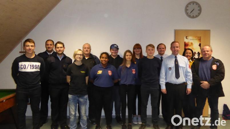 Auf dem Bild (von links) Axel Feldmeier, Sven Schmidt (Kreisjugendwart), Florian Baumer (Kommandant), Franziska Vogel, Helmut Neidl (Kreisbrandmeister), Steisy Schaller, Fabian Wismeth, Celine Beßenreuther, Luzia Ehbauer, Moritz Koberstein, Christoph Scheibel (Jugendwart), Andreas Götz (stellvertretender Kommandant), Alexandra Sitter (Bürgermeisterin) und Günter Koller (Vorsitzender). Bild: mof (maria.ammerthal@web.de)