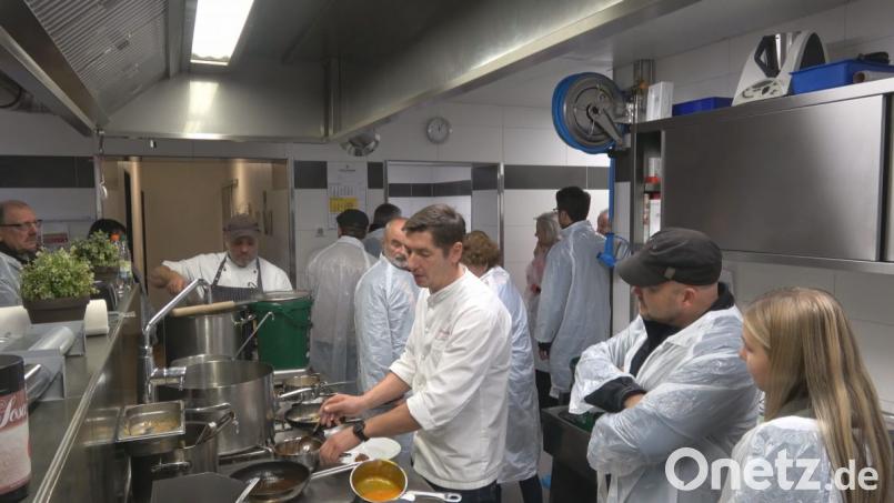 Eng ging es zu, als Andreas Aumer den Kochlöffel schwang. Bild: Christine Lotter