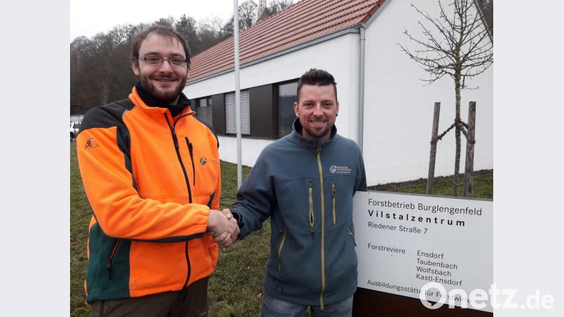 Der bisherige Revierleiter Robert Werner (rechts) übergibt die Geschäfte an seinen Nachfolger Franz Schuhbauer. Bild: Thomas Verron
