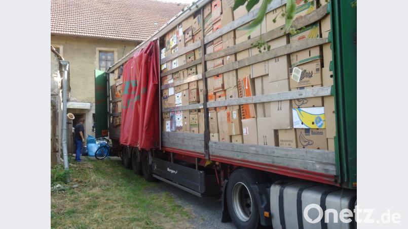 Hans Karl und seine ehrenamtlichen Helfer beladen selbst jeden Transporter mit Hilfsgütern. Im Dezember wird ein mit Geschenkpäckchen beladener Lastwagen die Fahrt antreten, um zum Weihnachtsfest in Waisenhäusern sowie bei kinderreichen Familien, alten Menschen, Kranken und Obdachlosen etwas Freude zu verbreiten. Bild: gpa