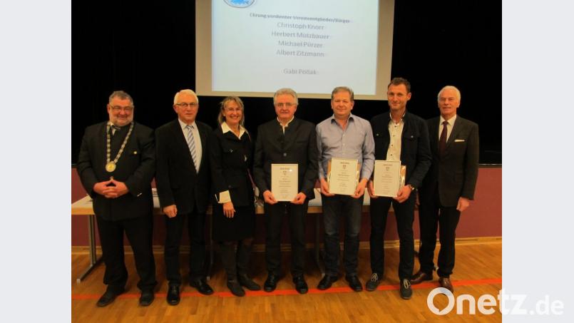 Bürgermeister Armin Schärtl (links) ehrte zusammen mit Kurt Koppmann, Heidi Eckl und stellvertretendem Landrat Arnold Kimmerl (rechts) verdiente Vereinsfunktionäre: Albert Zitzmann, Michael Prüzer und Christoph Knorr (Vierter bis Sechster von links) . Bild: bl