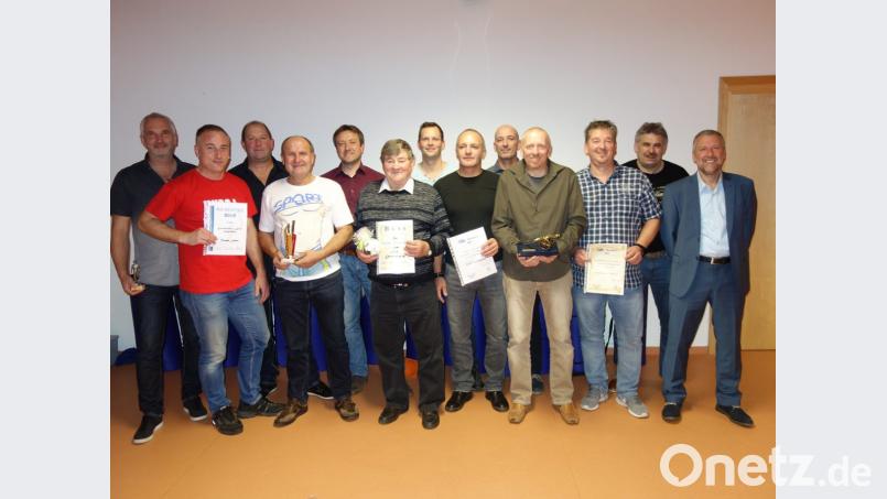 Die ausgezeichneten AH-Mitglieder mit dem DJK-Vorsitzenden Markus Bauer (links) sowie Manager Richard Staufer (von rechts) und Trainer Roland Wolfram. Bild: tra