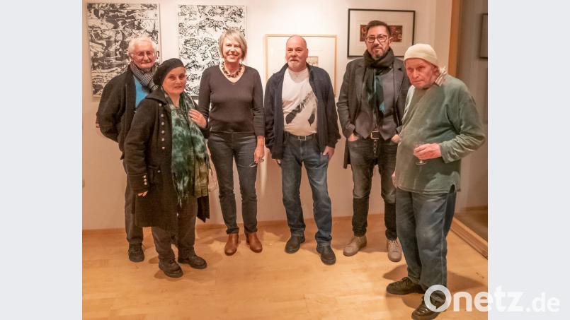 Die ausstellenden Künstler mit Gastgeberin: (von links) Otto Dünne, Christine Coscin, Kunstbau-Chefin Irene Fritz, Udo Binder, Axel T Schmidt und Fritz Thiem freuen sich über die gelungene Ausstellung. Bild: Jörg Otto