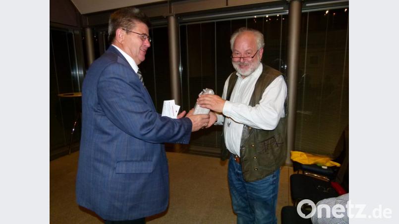 Mit einem Geschenk bedankte sich Museumsleiter Wilfried Neuber bei Referent Alfred Wolfsteiner. Bild: bgl