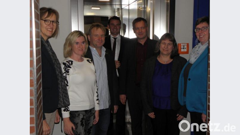 Vom Ausflug ins zweite Obergeschoss mit dem neuen Lift werden . Landrat Thomas Ebeling (Vierter von links) und Schulleiter Christian Schwab (Dritter von rechts) von Elternbeiratsvorsitzender Johanna Baumann, Direktoratsmitarbeiterin Alexandra Naumann und Werner Blöth, Landratsamt, (von links) sowie von stellvertretender Schulleiterin Dr. Anja Wiesner und Michaela Gottmeier, Landratsamt, (von rechts) erwartet. Bild: ihl