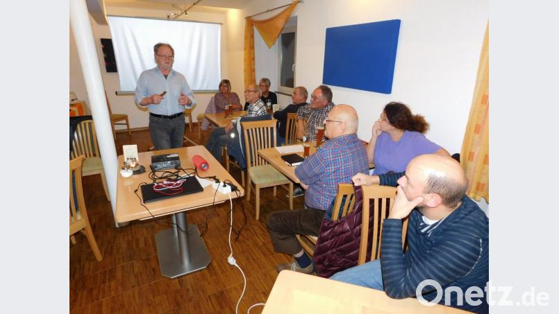 Dr. Berthold Bergner erläutert beim Bürgerstammtisch der Bürgerinitiative „Windparkfreie Heimat rund um den Rauhen Kulm“ die Auswirkungen von Infraschall auf den Menschen. Bild: hai