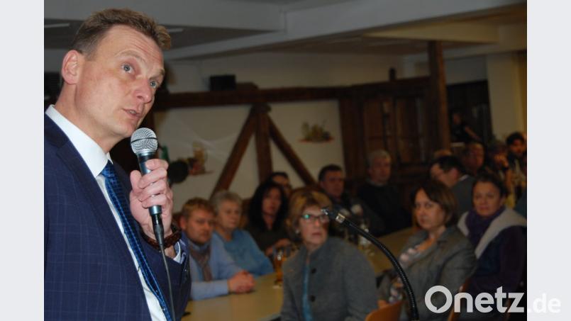 Mit Hilfe einer Powerpoint-Präsentation zeigt Bürgermeister Ernst Schicketanz (links) bei der Bürgerversammlung die aktuelle Gemeindepolitik auf. Bild: Schmola, Werner