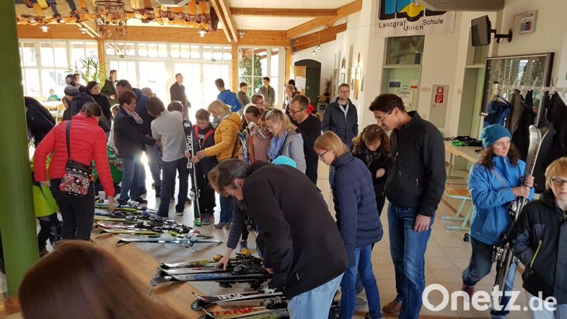 Beim Skibasar des Pfreimder Skiclubs konnten sich die Schnäppchenjäger für die kommende Saison ausrüsten. Bild: slh