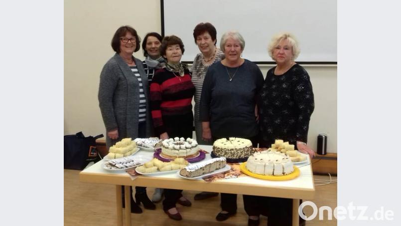Das Helferteam der Seniorengemeinschaft mit den Kuchenspenden. Von links nach rechts: Maria Schendzielorz, Irmgard Harrer, Hannelore Meißner, Heidi Prösl, Irmgard Biller und Barbara Mohr. Bild: ern