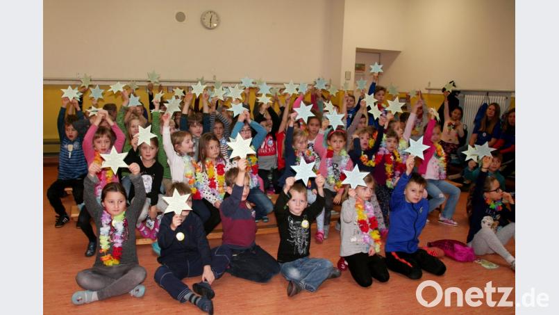 Die christlichen Liedermacher Gabi und Amadeus Eitner bezogen die Kinder in ihre Vorstellung mit ein. Beim Klatschen, Tanzen oder Singen war Mitmachen gefragt. Bild: exb