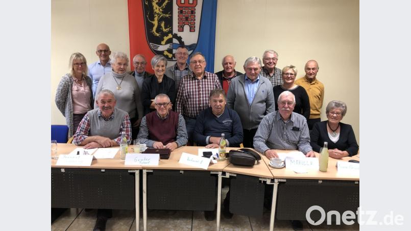 „Gute Praxisbeispiele von kommunalen Seniorenvertretungen“ war das Thema eines Seminars für Mitarbeiter in der Seniorenarbeit. Das Bild zeigt die Teilnehmer mit Seminarleiter Jürgen Griesbeck (stehend, Zweiter von links) und der Seniorenbeauftragten Evi Seitz (stehend, Zweite von rechts). Bild: Landratsamt Schwandorf/Robert Bauer