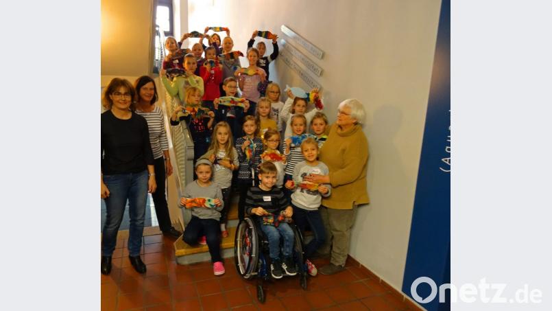 Insgesamt 23 Kinder betreuten Museumsmitarbeiterin Erika Rahm und Stadträtin Doris Schön (von links) am Buß- und Bettag im Museumsquartier. Nach einem Frühstück filzten die Mädchen und Jungen Karpfen. Bild: exb