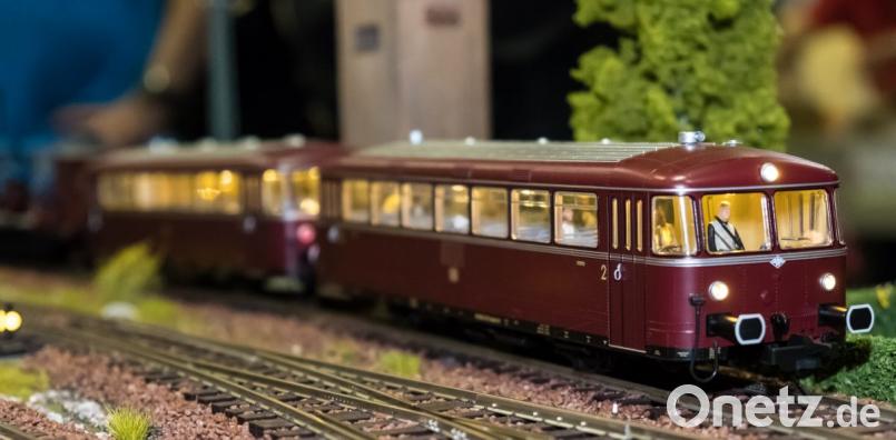 In Mantel fährt der Zug ab. Zumindest am Sonntag, 25. November, bei der Ausstellung der Eisenbahnfreunde IC 90 e.V. und des Modellbauclubs IC 90 Etzenricht. Bild: Reinhold Buchner